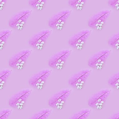 Pembe arka planda pürüzsüz pembe tüy ve yumurta dokusu. Paskalya konsepti