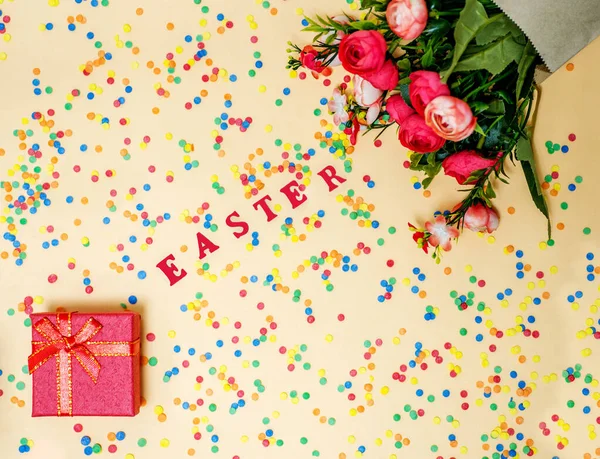 Tarjeta Pascua Festiva Con Ramo Rosas Una Caja Roja — Foto de Stock