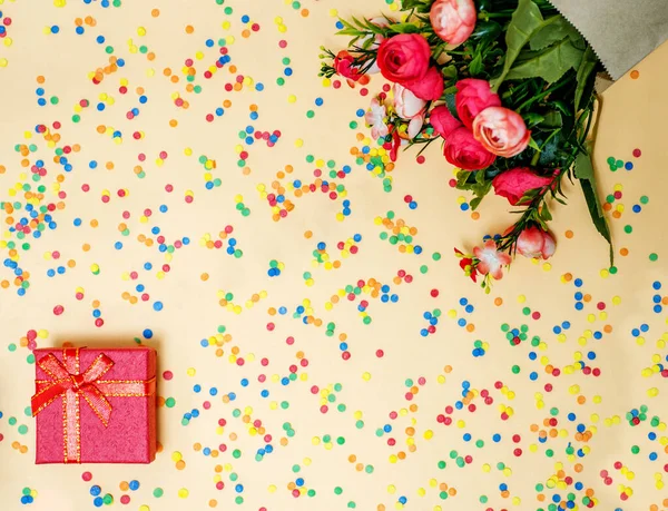 Tarjeta Vacaciones Con Ramo Rosas Una Caja Roja Lugar Para —  Fotos de Stock