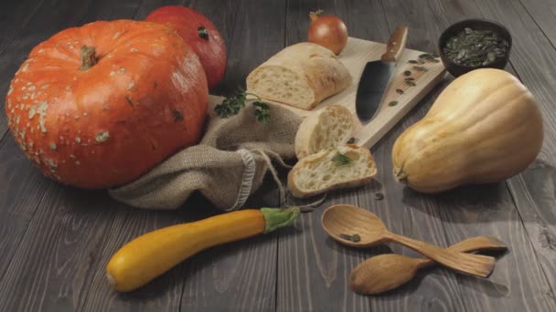 Zusammensetzung Aus Halloween Gemüse Holztischhintergrund Mit Orangefarbenen Und Gelben Kürbissen — Stockvideo