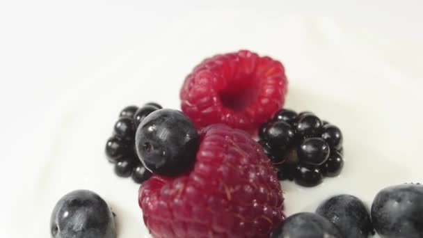 Comida Fresca Saudável Mirtilos Caindo Iogurte Com Framboesas Amoras Frutas — Vídeo de Stock