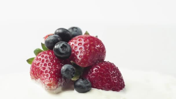 Comida Fresca Saludable Fresas Arándanos Yogur Crema Batida Vez Frutas — Vídeo de stock