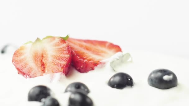 Comida Fresca Saludable Fresas Arándanos Yogur Crema Batida Vez Frutas — Vídeo de stock