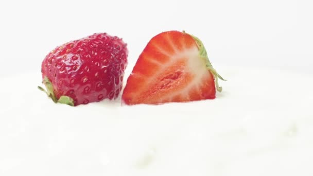 新鮮な健康食品 ヨーグルトとホイップクリームのターンでイチゴ 生クリームの中の新鮮な果物 有機ベリー きれいな食事 ビーガンフードの概念 スローモーション — ストック動画