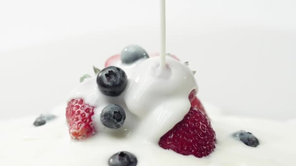 Vers Gezond Voedsel Aardbeien Bosbessen Gieten Met Yoghurt Bessen Yoghurt — Stockvideo