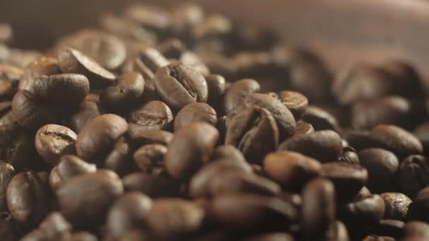 Man Rör Kaffebönor Stekpanna Med Träsked Ångan Kommer Från Kornen — Stockvideo