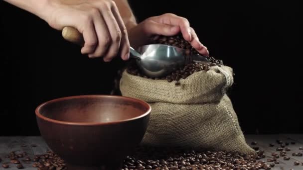 Sammansättning Kaffebönor Trä Bord Bakgrund Dekorerad Med Påse Med Kaffebönor — Stockvideo