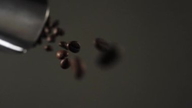 Kameraya bir kepçeden kahve çekirdekleri dökülüyor. Taze kokulu kahve çekirdekleri. Yavaş Hareket.