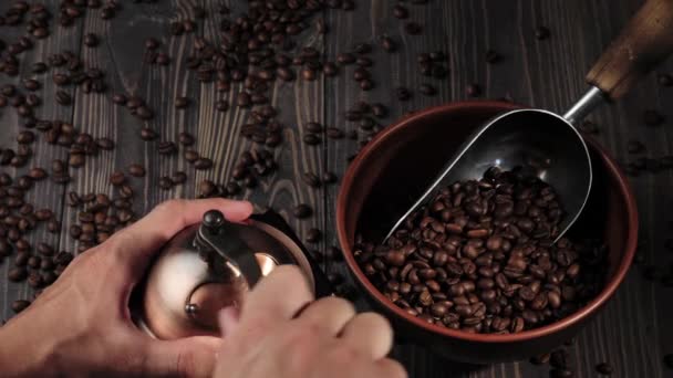 Sammansättning Kaffebönor Trä Bord Bakgrund Dekorerad Med Påse Med Kaffebönor — Stockvideo