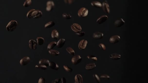 Los Granos Café Tostados Vuelan Después Ser Explotados Sobre Fondo — Vídeo de stock