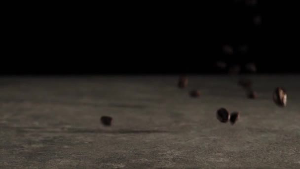 Geröstete Kaffeebohnen Fallen Auf Keramischen Hintergrund Duftende Frisch Fallende Kaffeebohnen — Stockvideo
