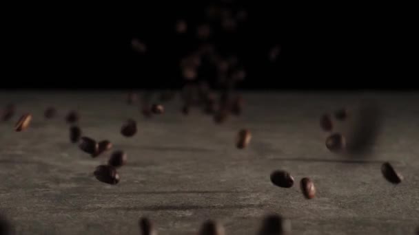 Geröstete Kaffeebohnen Fallen Auf Keramischen Hintergrund Duftende Frisch Fallende Kaffeebohnen — Stockvideo