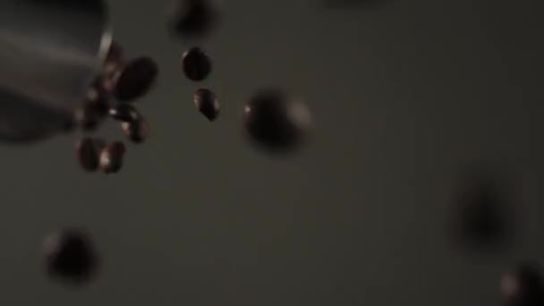 Häll Kaffebönor Från Skopa Kameran Doftande Färska Fallande Kaffebönor Långsamma — Stockvideo