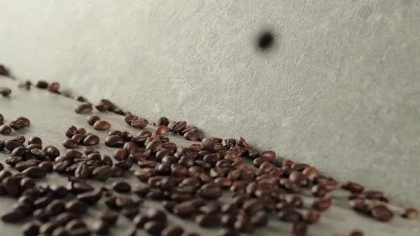 Chicchi Caffè Tostati Che Cadono Sfondo Ceramico Fragranti Chicchi Caffè — Video Stock