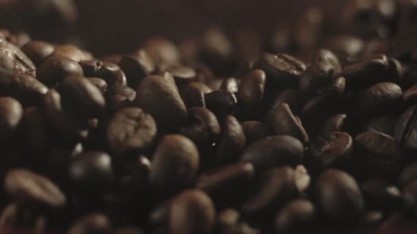 Hombre Revolviendo Granos Café Sartén Con Cuchara Madera Vapor Viene — Vídeo de stock