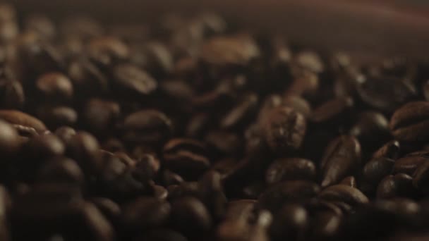 Man Rör Kaffebönor Stekpanna Med Träsked Ångan Kommer Från Kornen — Stockvideo