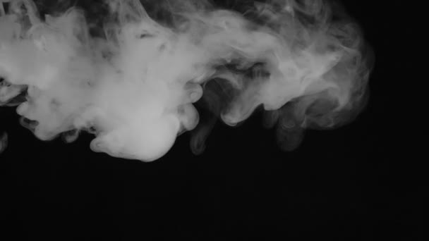 現実的な抽象的な煙蒸気の効果は 左側から右側に 黒を背景にスローモーションで白い煙 宇宙空間を流れる黒い背景に浮かぶ霧の雲 — ストック動画