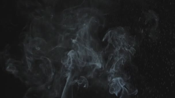 現実的な抽象的な煙の効果は 空間を介して右側に雨と底から 黒い背景に水噴霧とスローモーションで煙 煙と雨の記事 — ストック動画