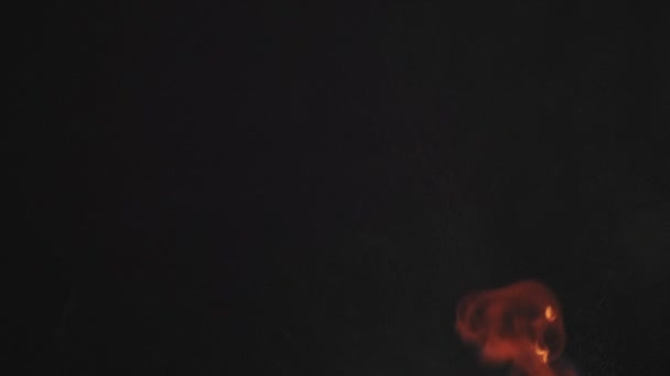 Effet de fumée abstrait réaliste du bas avec de la pluie dans le côté gauche et des flammes brûlantes du bas à travers l'espace. Fumer au ralenti avec de l'eau pulvérisée et du feu scintille .