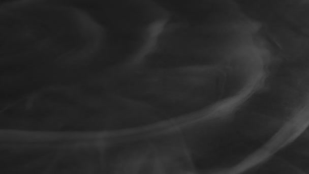 现实的抽象烟雾在黑色背景上从左边向右边扩散 白色的烟云笼罩了整个空间的黑色背景 飘飘欲仙 — 图库视频影像