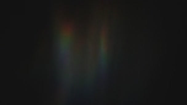 黒い壁に太陽のスペクトルグレア 太陽は背景にスペクトルグレア波を作るビーム 太陽スペクトルの波 — ストック動画