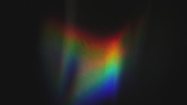 Spektrální záře slunce na černé stěně. Sluneční paprsky vytvářejí spektrum zářících vln na pozadí. Vlny slunečního spektra.