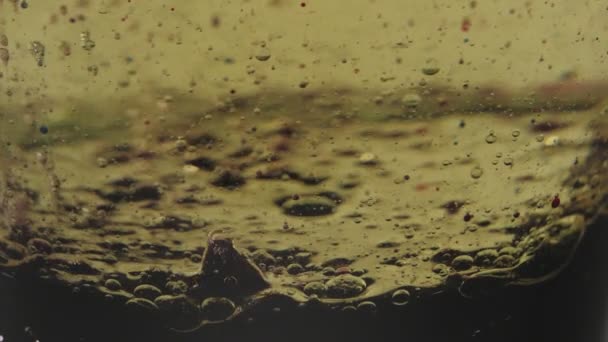 Фиолетовые Прозрачные Пузыри Плавающие Темного Фиолетового Дна Золотой Жидкости Цветные — стоковое видео