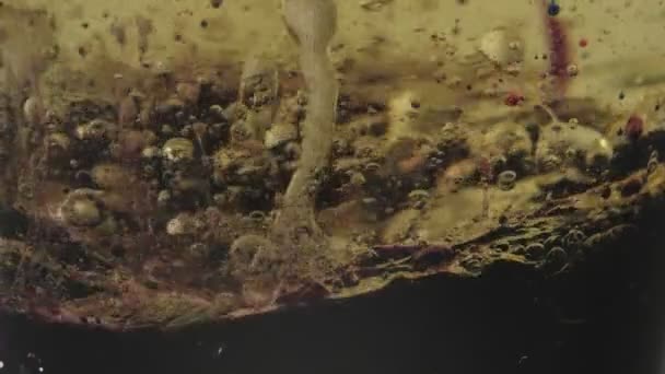 Огромный Всплеск Золотой Жидкости Фоне Черных Красных Фиолетовых Прозрачных Плавающих — стоковое видео