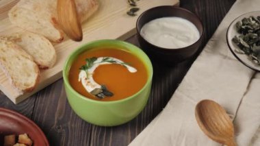 Kremalı balkabağı çorbası. Şef denemek için bir kaşık kremalı balkabağı çorbası alır. Kapatın. 4k.
