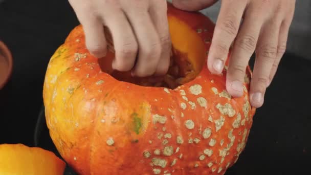 Підготовка Створення Джек Енду День Хеллоуїна Рука Збирає Насіння Пепіта — стокове відео