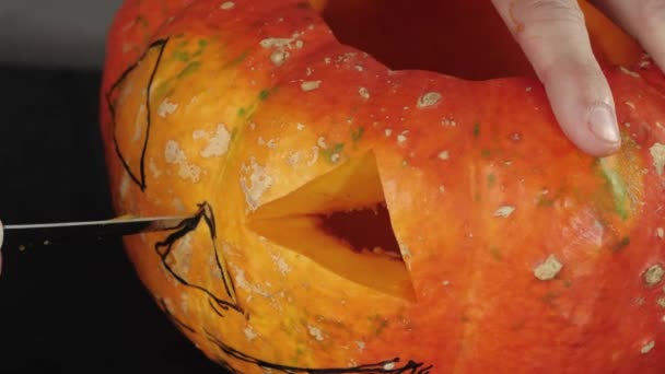 Подготовка Приготовлению Джека Фонаря День Хэллоуина Рука Вырезает Отверстие Носа — стоковое видео