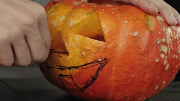 Preparation Making Jack Lantern Halloween Day Hand Cuts Hole Nose — Stock Video