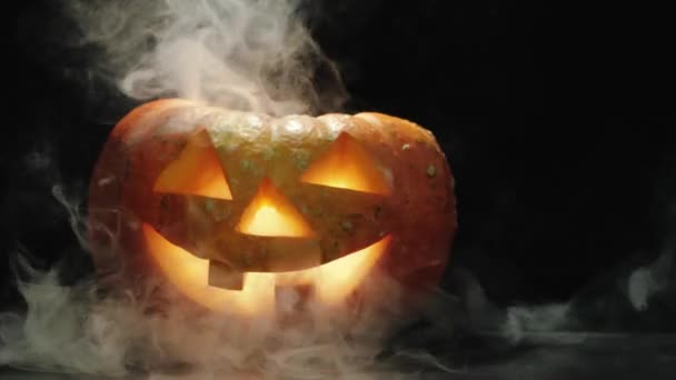 Calabaza Halloween Tallada Jack Linterna Con Velas Ella Mesa Oscura — Vídeos de Stock