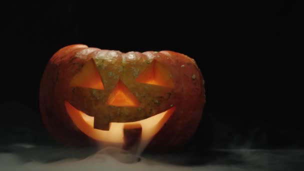 Gesneden Halloween Pompoen Jack Lantaarn Met Kaarsen Erin Donkere Tafel — Stockvideo