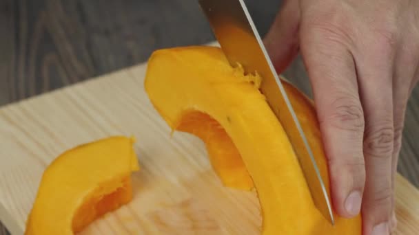 Cremige Kürbissuppe Kochen Gesunde Ernährung Koch Schneidet Einen Frischen Orangenkürbis — Stockvideo