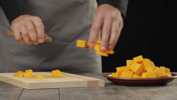 Cremige Kürbissuppe Kochen Gesunde Ernährung Der Koch Legt Kürbisscheiben Einen — Stockvideo