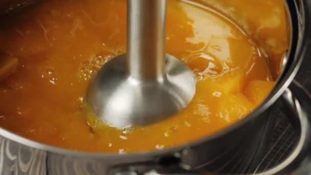 Krämig Pumpa Soppa Matlagning Liten Bit Pumpa Mals Genom Mixer — Stockvideo