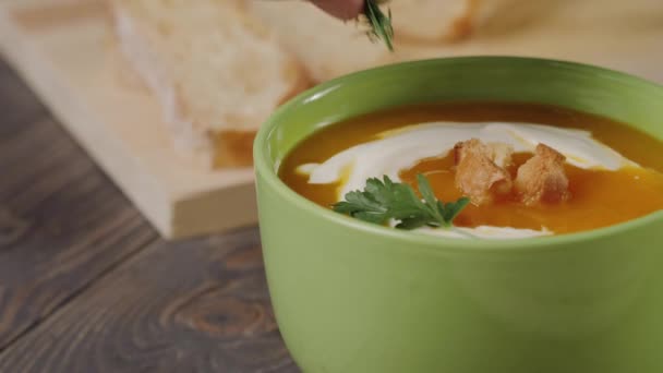 Cremige Kürbissuppe Kochen Küchenchef Dekoriert Cremige Kürbissuppe Einer Grünen Schüssel — Stockvideo