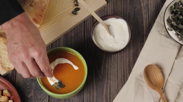 Cremige Kürbissuppe Kochen Küchenchef Dekoriert Cremige Kürbissuppe Einer Grünen Schüssel — Stockvideo