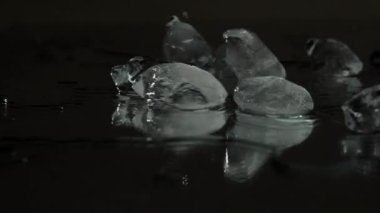 Buz küpleri aynaya fırlatılır, sprey ve suyla farklı yönlere hareket ederler..