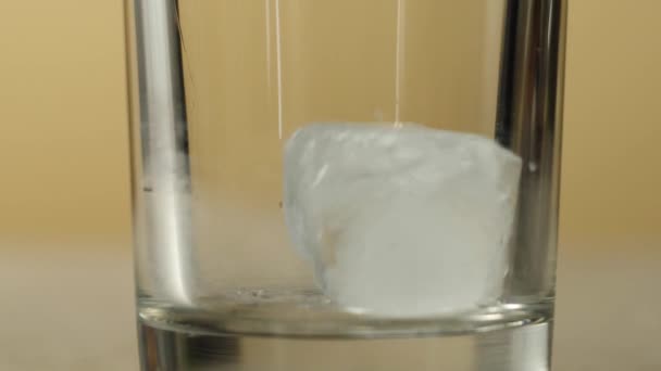 Les glaçons tombent dans un verre transparent. Glace avec vaporisateur et eau. Thé froid avec glace. Cérémonie chinoise froide moderne .