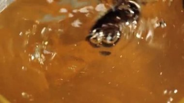 Çay seremonisi. Kaşık çaydanlıkta çay karıştırır. Modern soğuk Çin töreni. Kapatın. Yukarıdan görüntüle