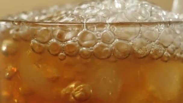 Tea Ceremony Bubbles Pop Transparent Glass Ice Cubes Lime Slice — Stock Video