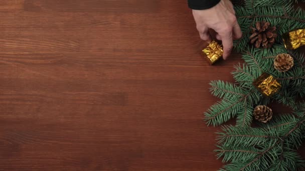 Nieuwjaar Kerstversiering Hand Zet Wat Cadeautjes Dennenappels Kerstboomtakken Een Bruine — Stockvideo