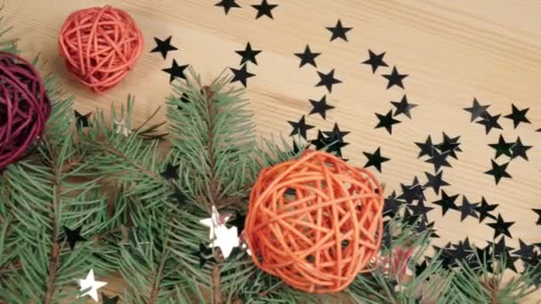 Nowy Rok Świąteczne Dekoracje Niektóre Prezenty Drewniane Kolorowe Kulki Srebrne — Wideo stockowe