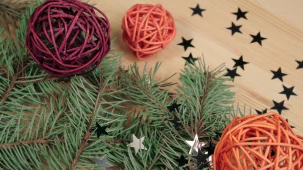 Новогоднее Рождественское Украшение Некоторые Подарки Деревянные Шары Цвета Серебряные Звезды — стоковое видео