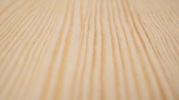 Nouvel An et décoration de Noël. Des étoiles d'argent tombent sur une table en bois. Décoration de l'arbre de Noël est sur le chemin final. Gros plan 