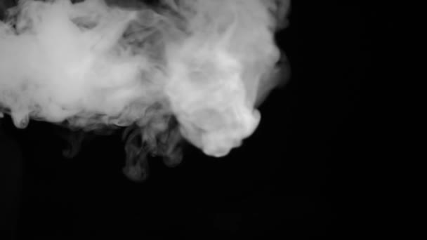 煙の多い蒸気霧 現実的な抽象的な煙蒸気の効果は 左側から右に 黒を背景にスローモーションで白い煙 宇宙空間を流れる黒い背景に浮かぶ霧の雲 — ストック動画