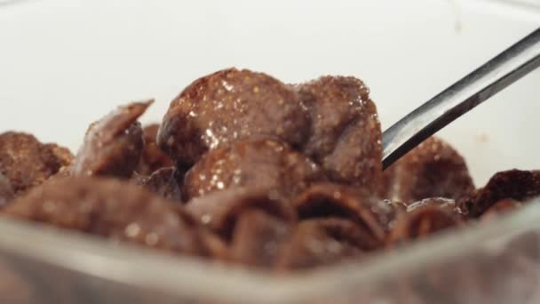 Comida Fresca Saludable Cuchara Agarra Los Copos Cereales Chocolate Con — Vídeo de stock