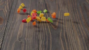 Taze sağlıklı yiyecekler. Çok renkli şekerli meyveler gri ahşap bir masaya düşer. Sağlıklı kahvaltı, temiz yemek, diyet, detoks, vejetaryen, vejetaryen yemeği. Üst görünüm